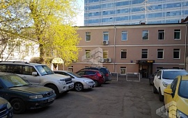 Представительское здание с парковкой.